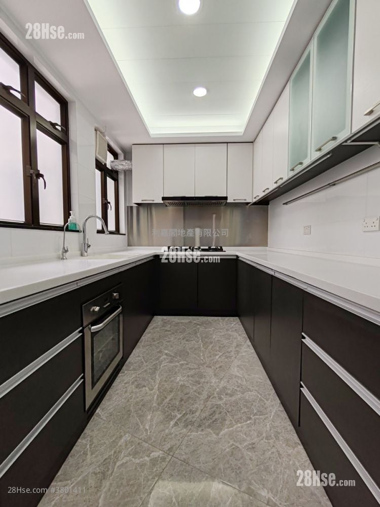 Royal Ascot Rental 4 Bedrooms , 3 Bathrooms 2,478 ft²