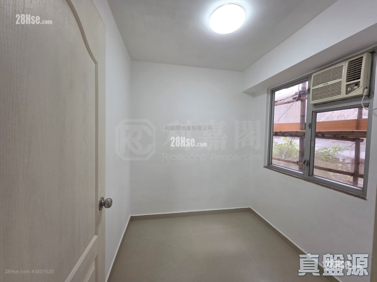 Ching Lai Court Sell 2 Bedrooms , 1 Bathroom 440 ft²