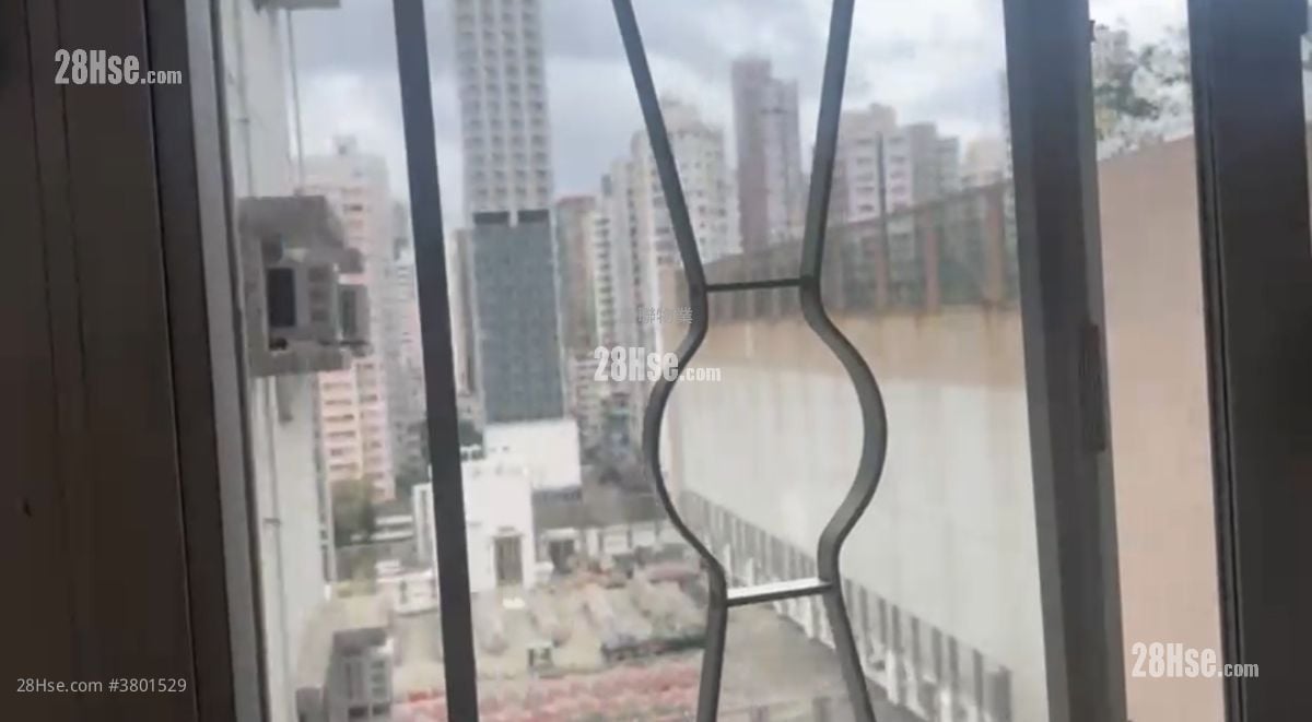 Charming Garden Sell 3 Bedrooms , 2 Bathrooms 592 ft²