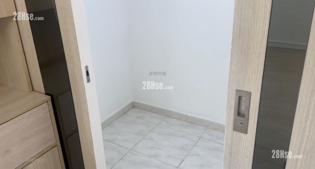 Charming Garden Sell 3 Bedrooms , 2 Bathrooms 592 ft²