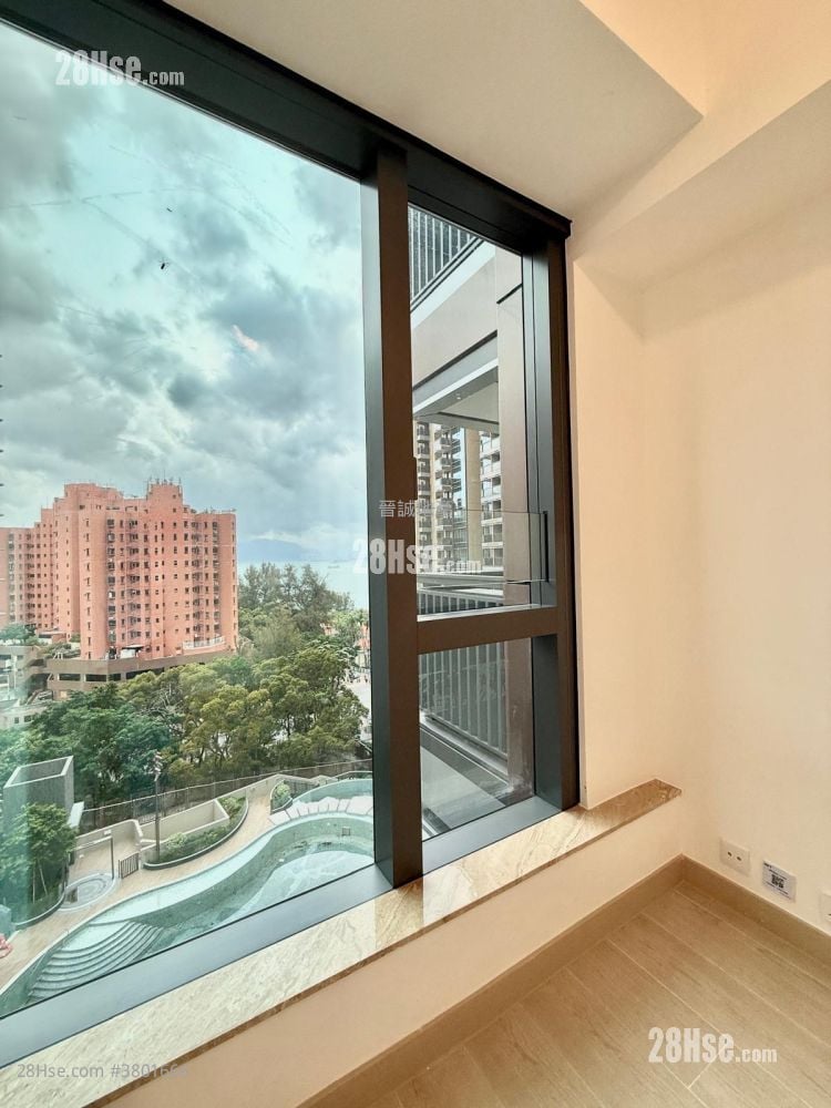 Gold Coast Bay Sell 2 Bedrooms , 1 Bathroom 439 ft²