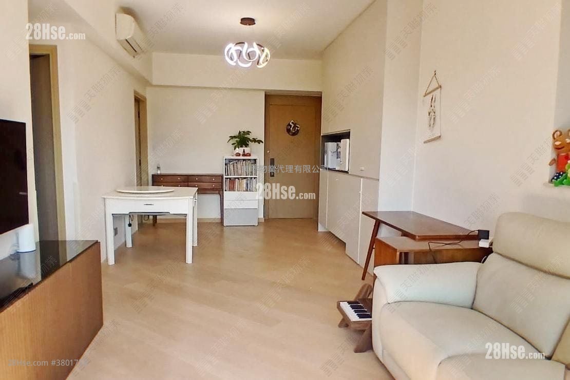 The Arles Rental 945 ft²