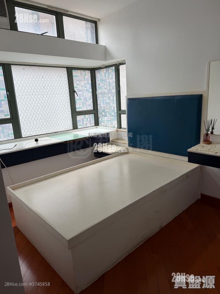 Residence Oasis Sell 3 Bedrooms , 2 Bathrooms 722 ft²