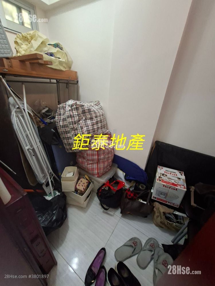 Ngai Hing Mansion Sell 3 Bedrooms , 1 Bathroom 576 ft²