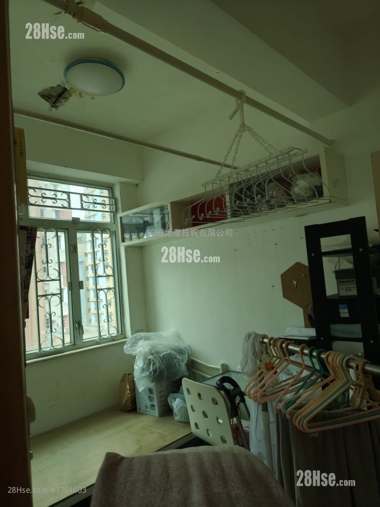 Tung Fook Mansion Sell 2 Bedrooms , 1 Bathroom