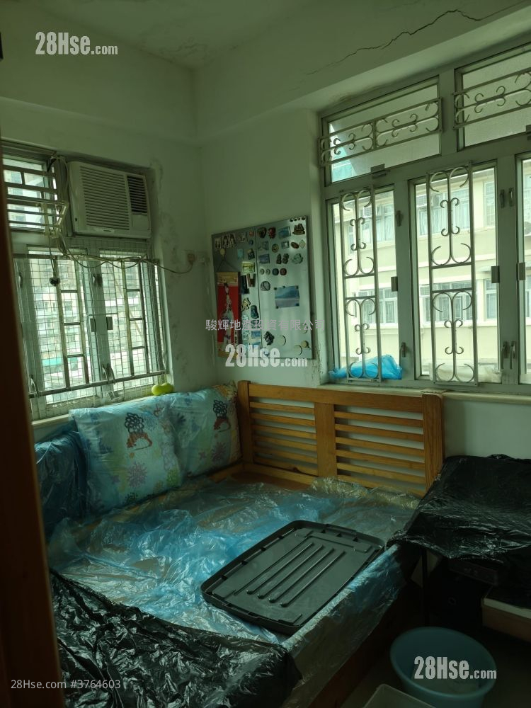 Tung Fook Mansion Sell 2 Bedrooms , 1 Bathroom