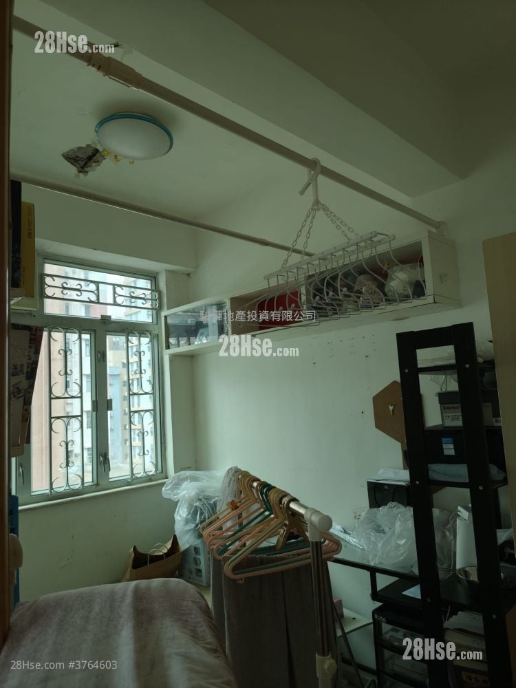 Tung Fook Mansion Sell 2 Bedrooms , 1 Bathroom