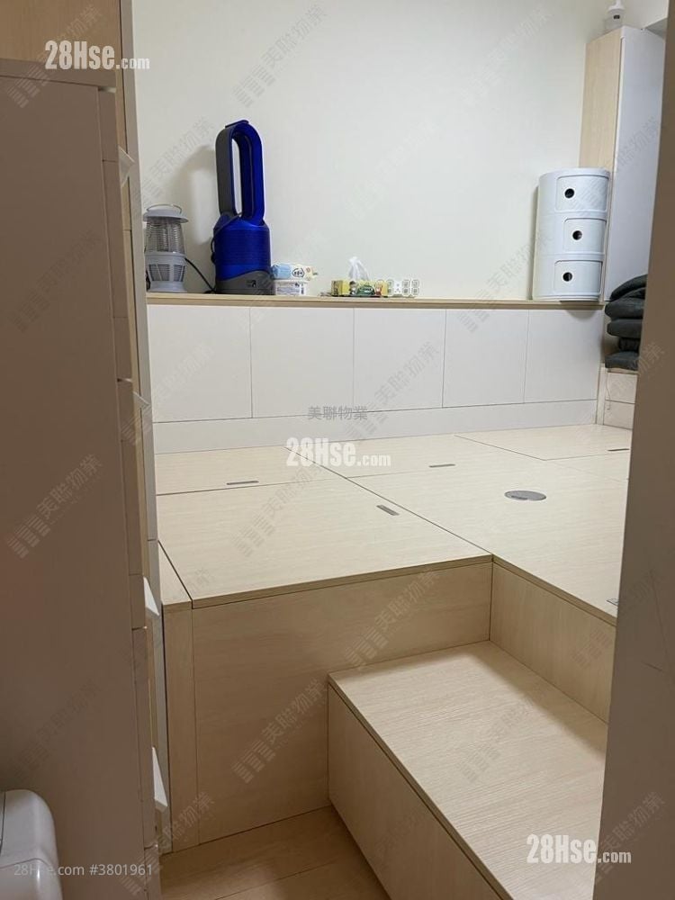 K. Summit Sell 2 Bedrooms 466 ft²