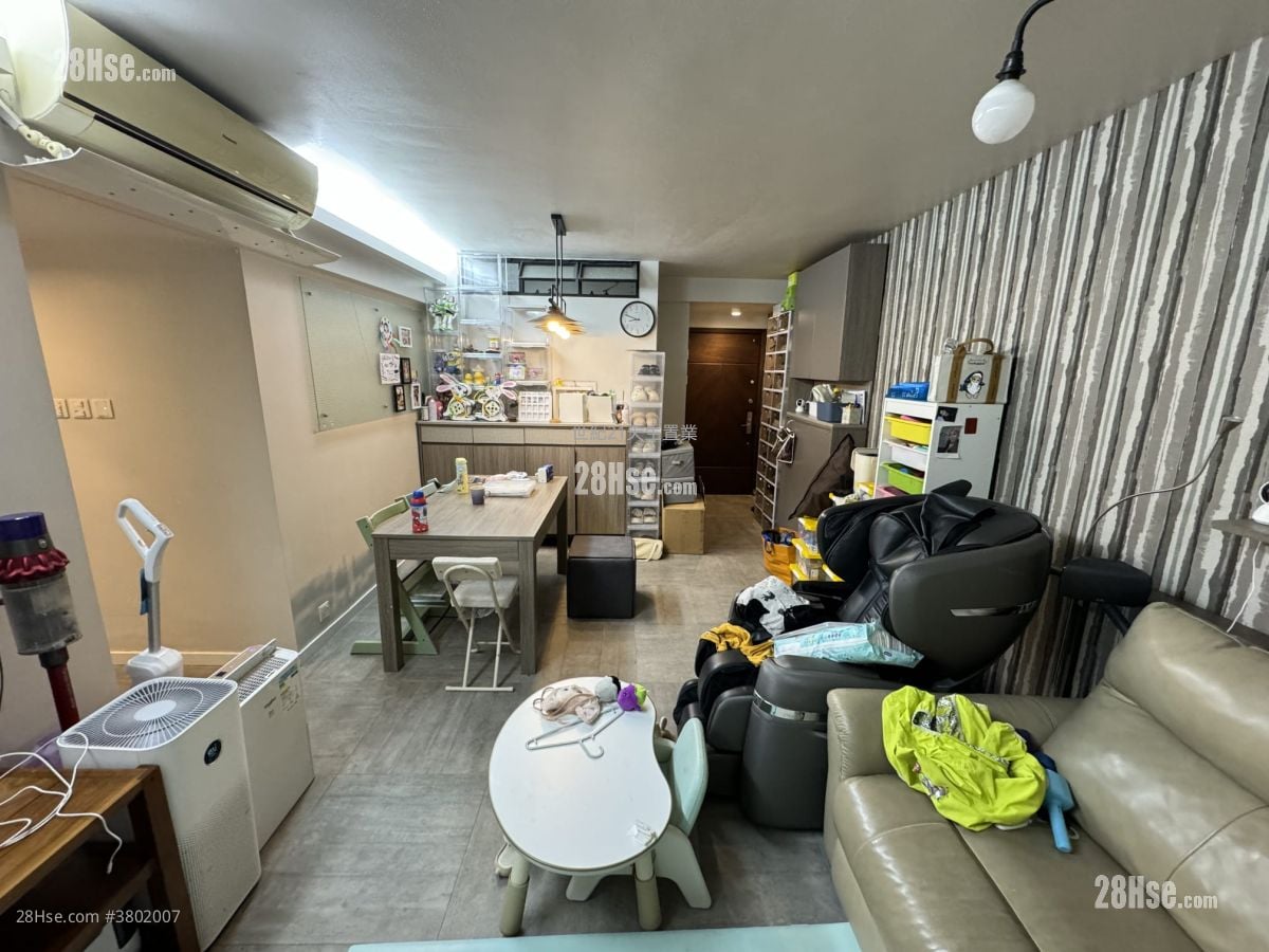 Handsome Court Rental 3 Bedrooms , 2 Bathrooms 745 ft²