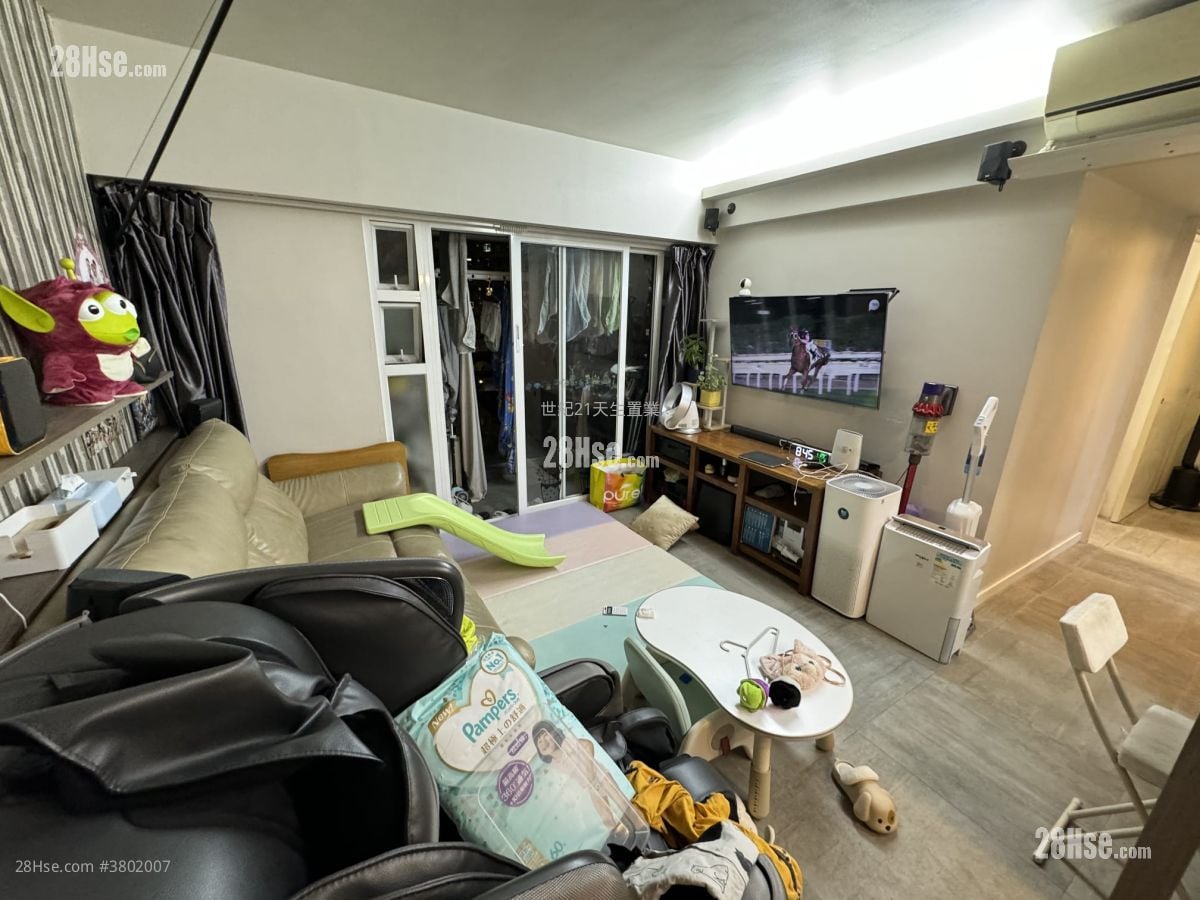 Handsome Court Rental 3 Bedrooms , 2 Bathrooms 745 ft²