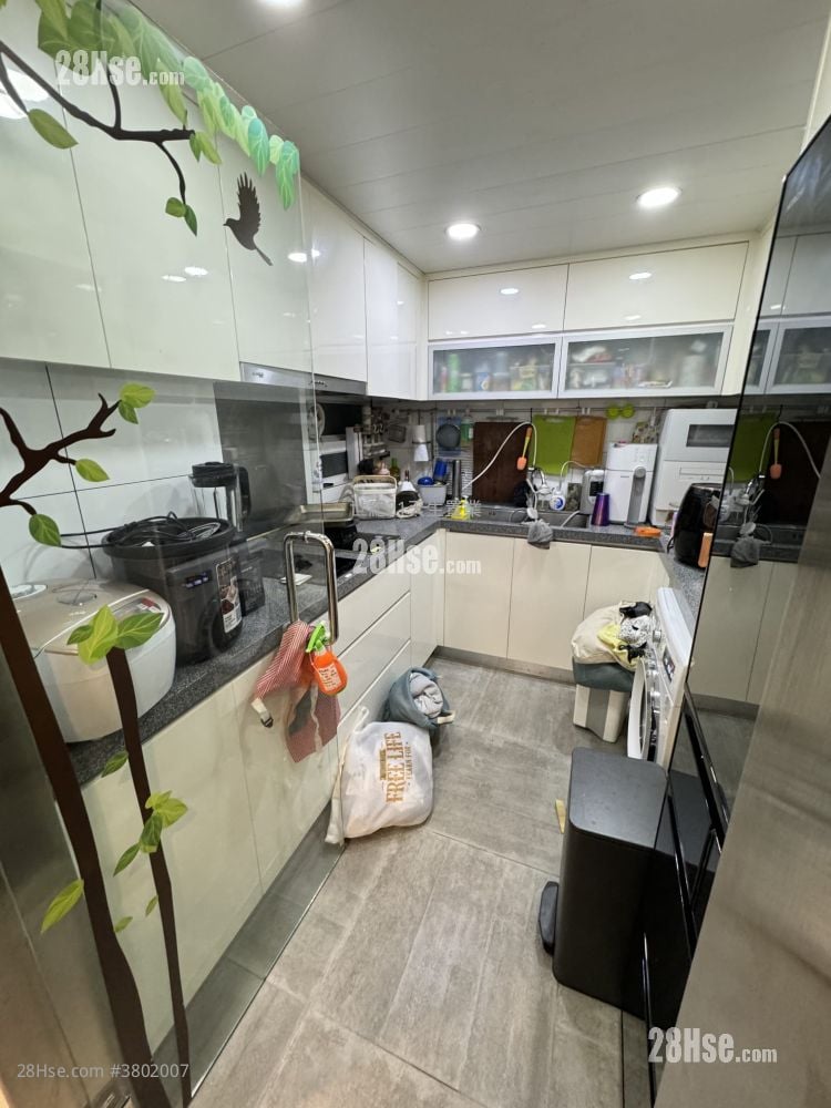 Handsome Court Rental 3 Bedrooms , 2 Bathrooms 745 ft²