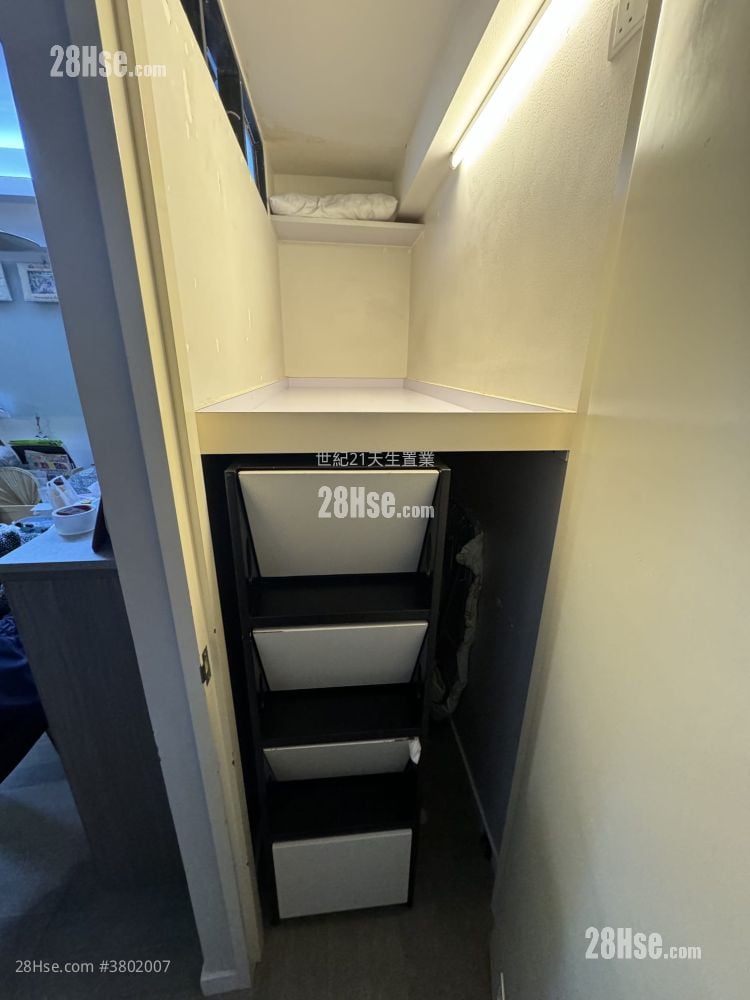 Handsome Court Rental 3 Bedrooms , 2 Bathrooms 745 ft²