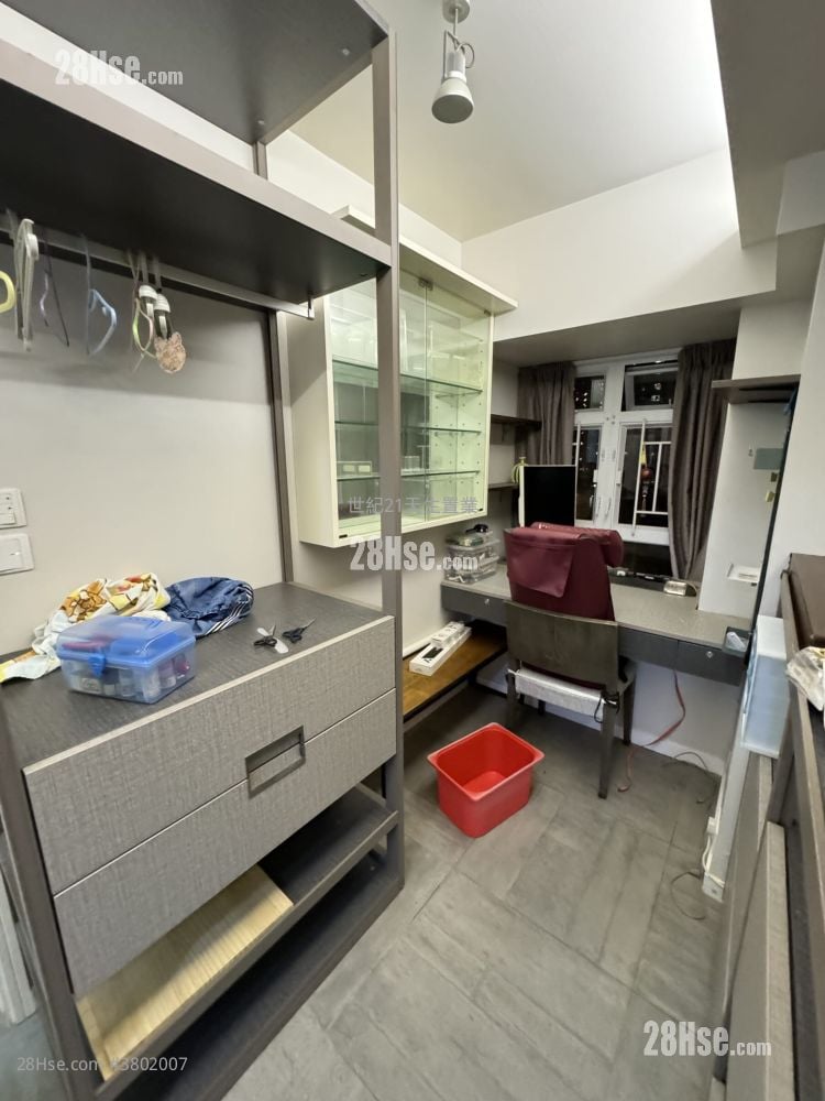 Handsome Court Rental 3 Bedrooms , 2 Bathrooms 745 ft²