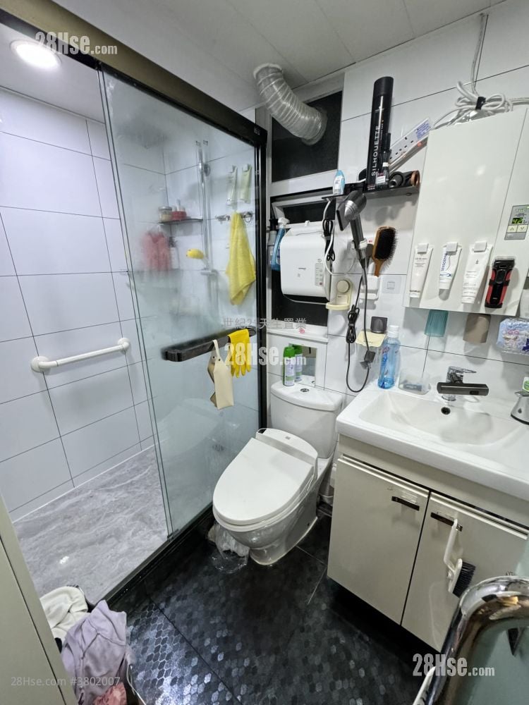 Handsome Court Rental 3 Bedrooms , 2 Bathrooms 745 ft²