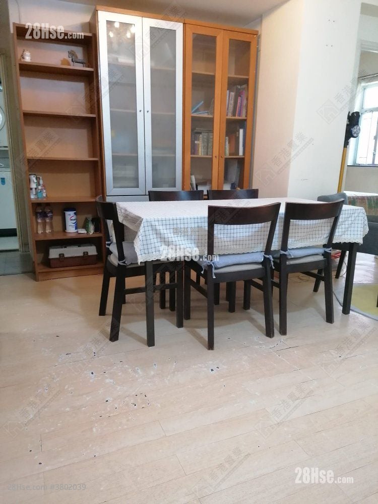 Pak Lee Building Sell 3 Bedrooms , 1 Bathroom 670 ft²