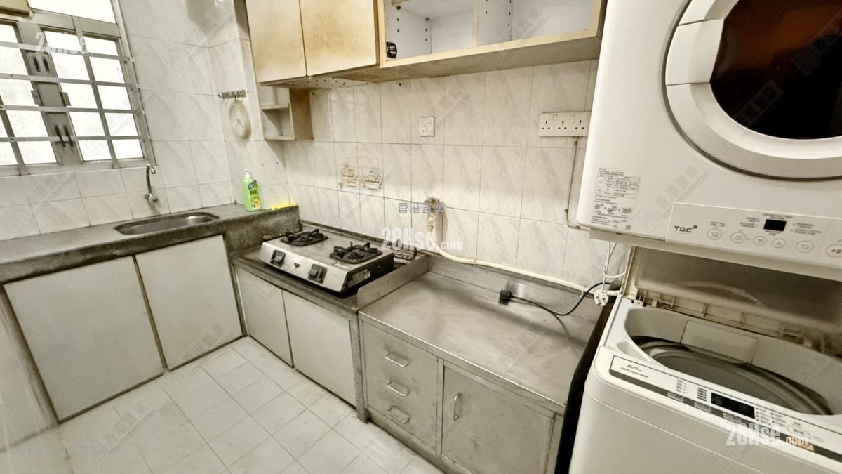 Pak Lee Building Sell 3 Bedrooms , 1 Bathroom 670 ft²