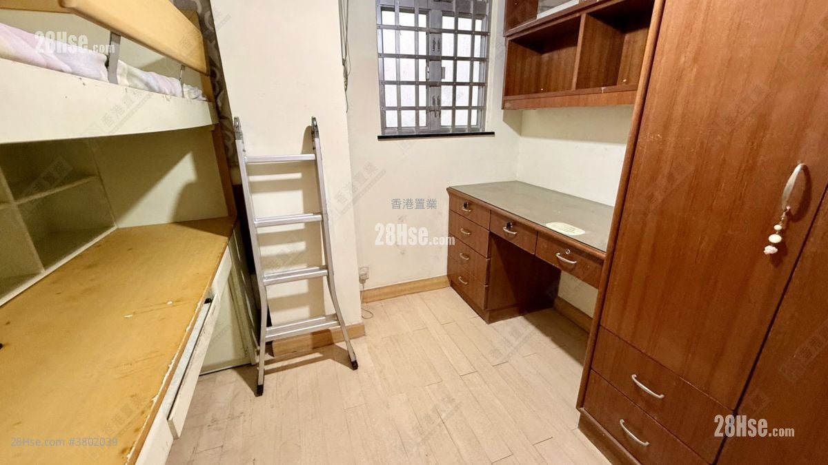 Pak Lee Building Sell 3 Bedrooms , 1 Bathroom 670 ft²