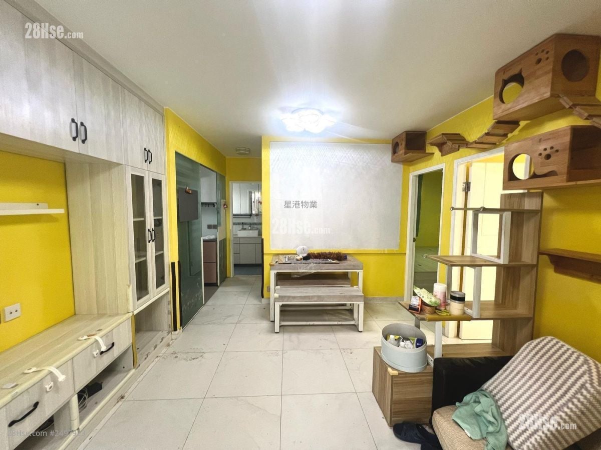 村屋 售盤 3 房 , 1 浴室 700 平方呎