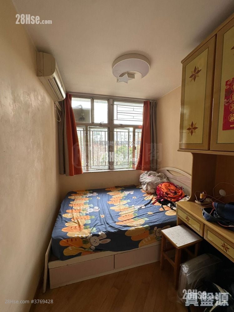 King Shing Court Sell 3 Bedrooms , 1 Bathroom 606 ft²