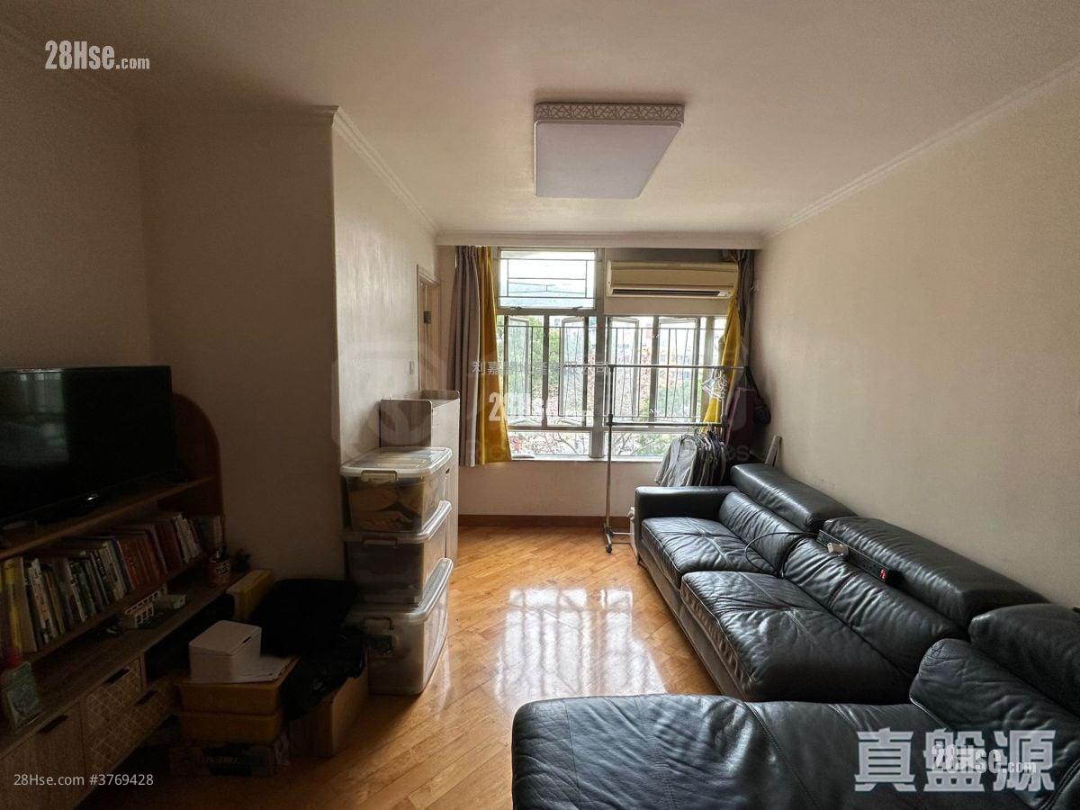 King Shing Court Sell 3 Bedrooms , 1 Bathroom 606 ft²