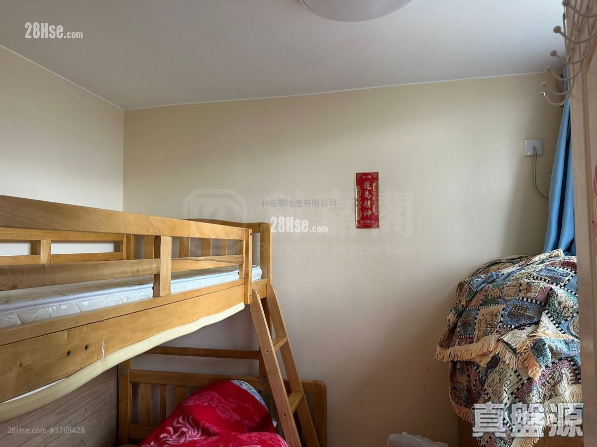 King Shing Court Sell 3 Bedrooms , 1 Bathroom 606 ft²