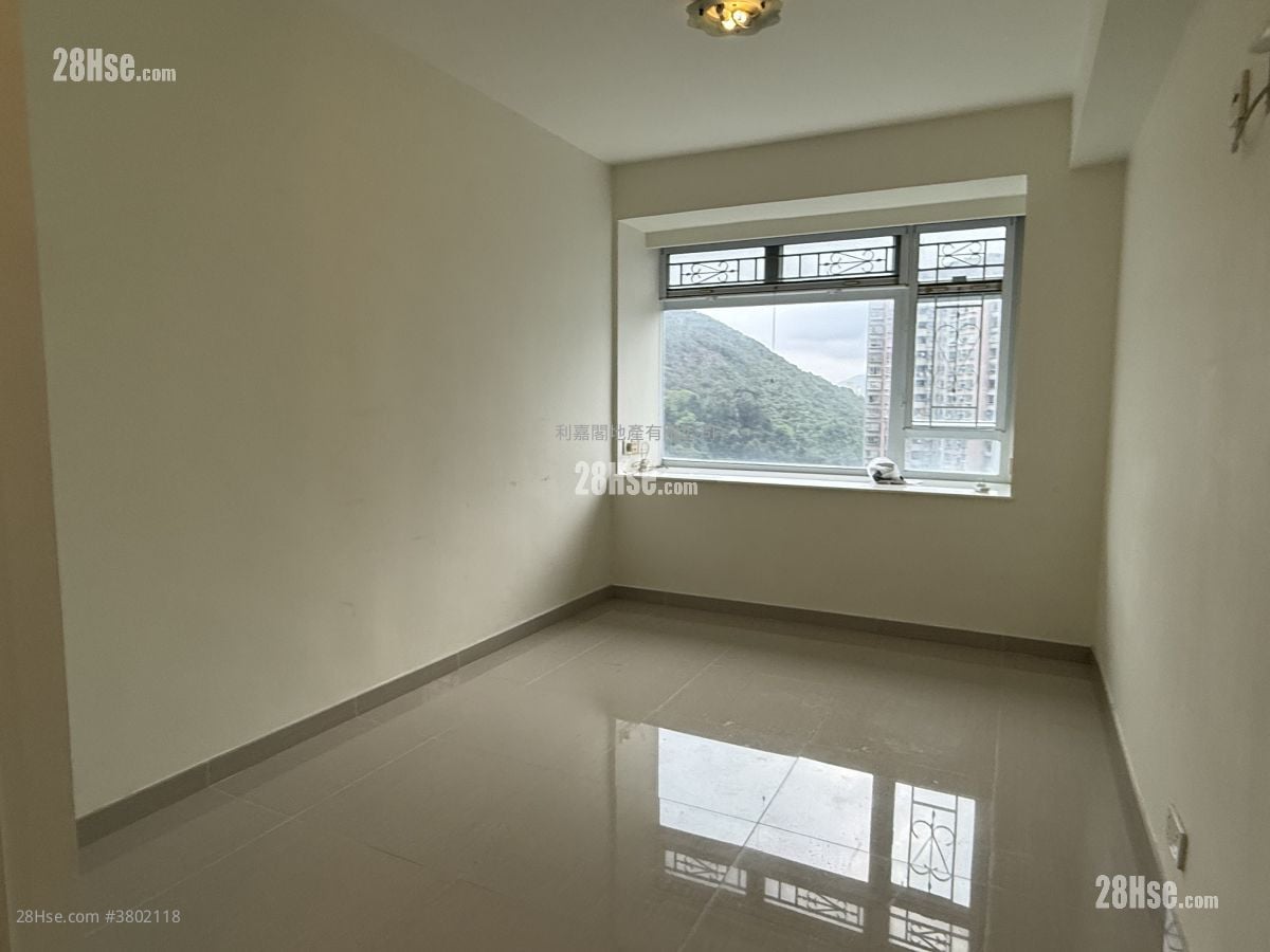 Kornhill Sell 3 Bedrooms , 2 Bathrooms 710 ft²