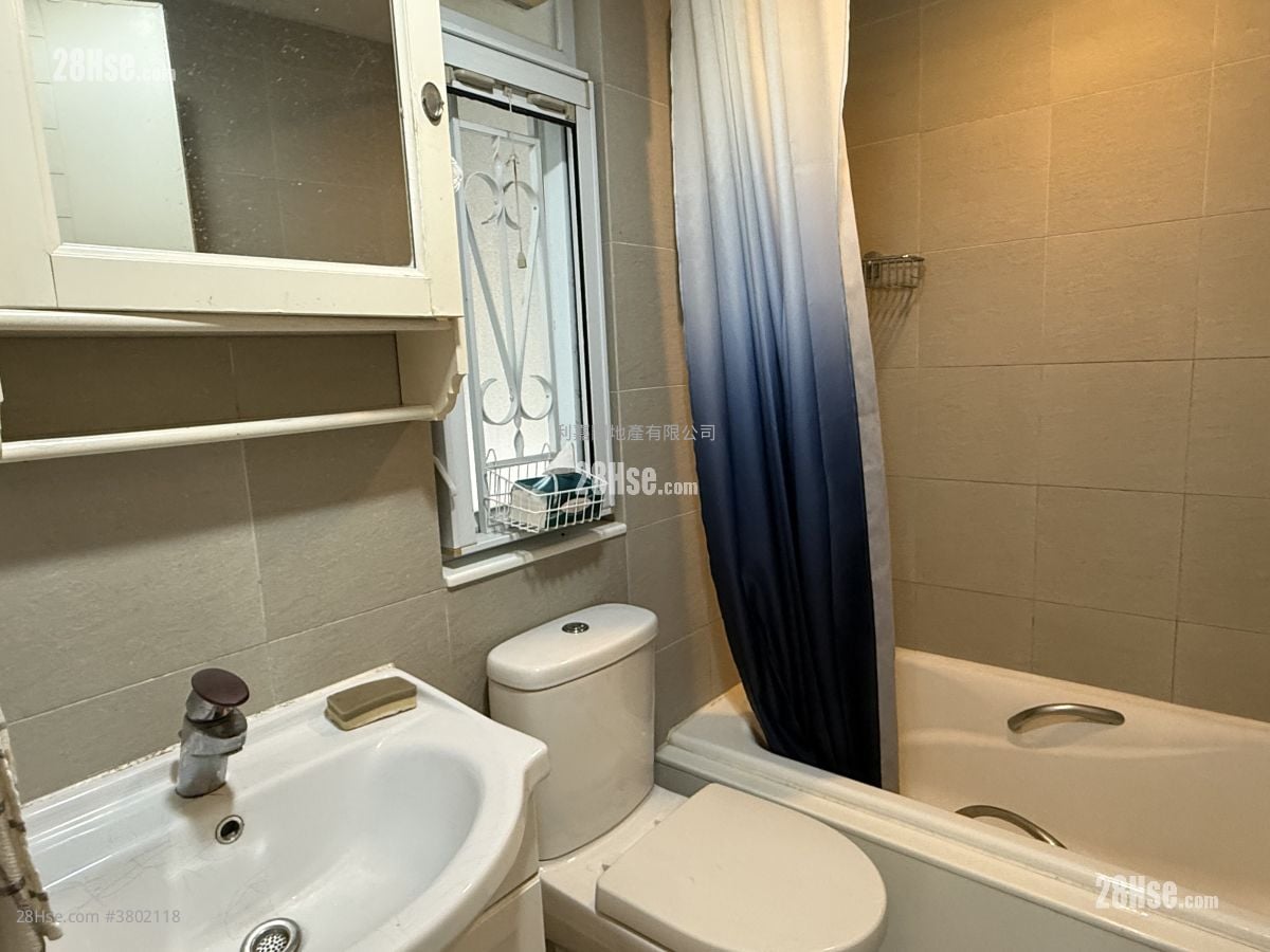 Kornhill Sell 3 Bedrooms , 2 Bathrooms 710 ft²