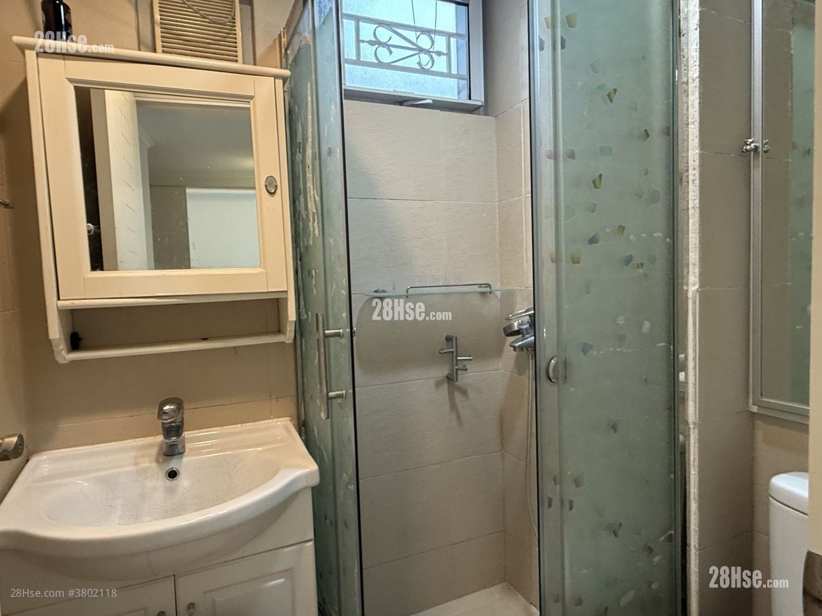 Kornhill Sell 3 Bedrooms , 2 Bathrooms 710 ft²