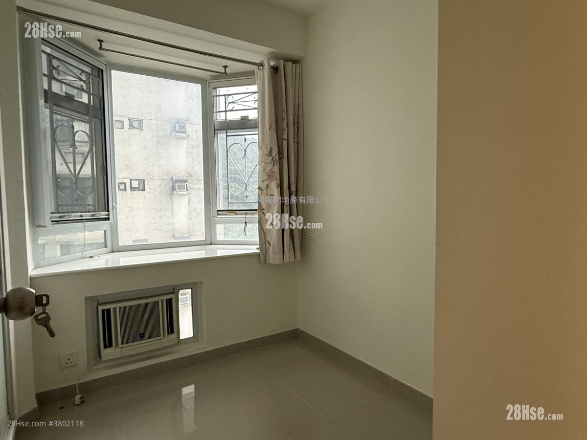 Kornhill Sell 3 Bedrooms , 2 Bathrooms 710 ft²