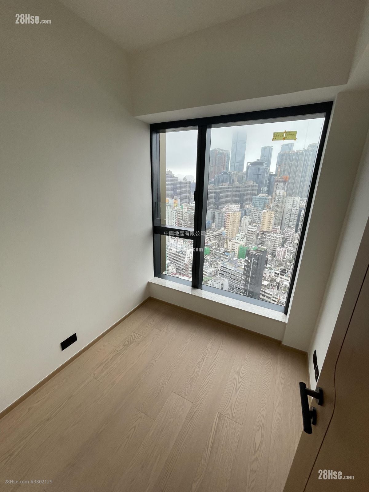 Topside Residence Rental 3 Bedrooms , 1 Bathroom 569 ft²