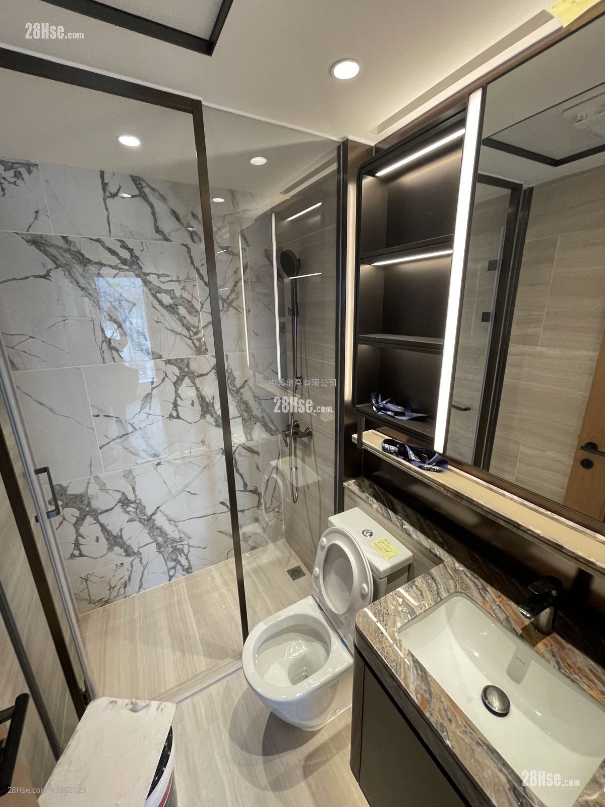 Topside Residence Rental 3 Bedrooms , 1 Bathroom 569 ft²