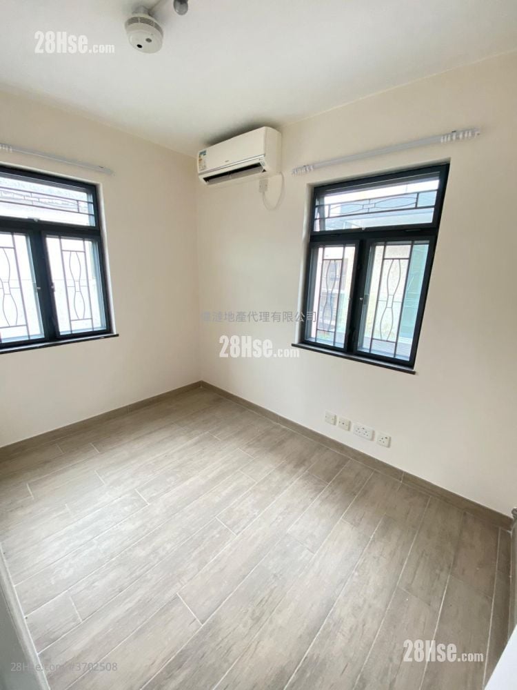 村屋 租盘 3 房 700 平方尺