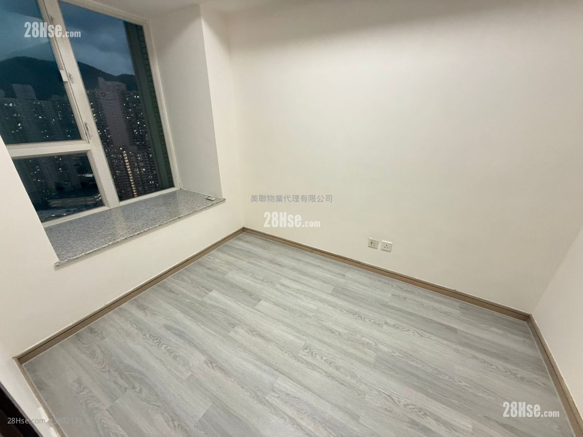 The Sparkle Sell 1 Bedroom 398 ft²