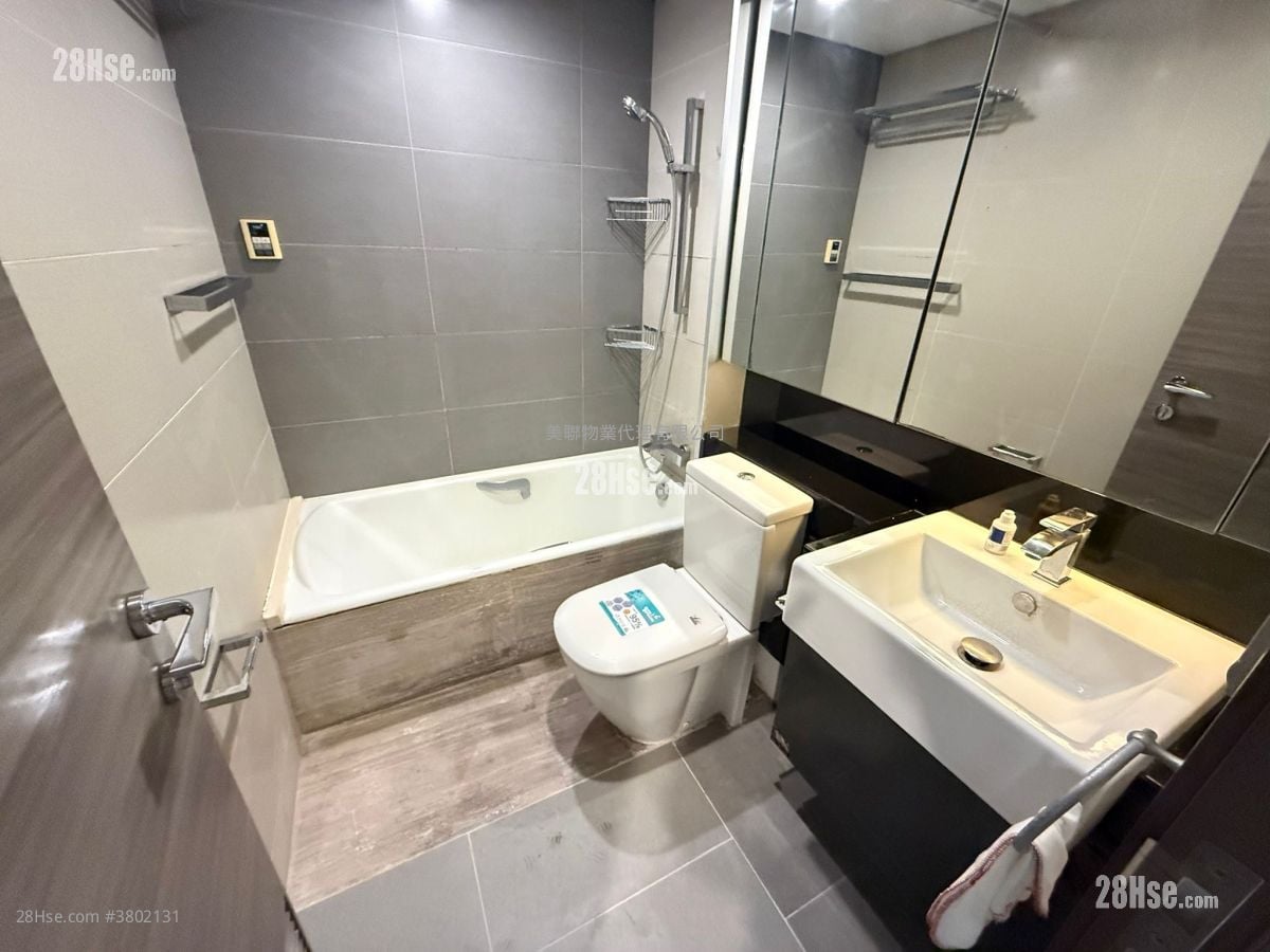 The Sparkle Sell 1 Bedroom 398 ft²