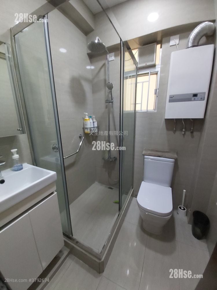 Hung On Building Rental 3 Bedrooms , 1 Bathroom 671 ft²