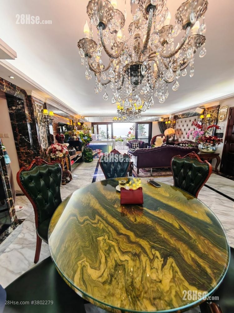 Lung Tang Court Sell 5+ Bedrooms , 3 Bathrooms 1,943 ft²