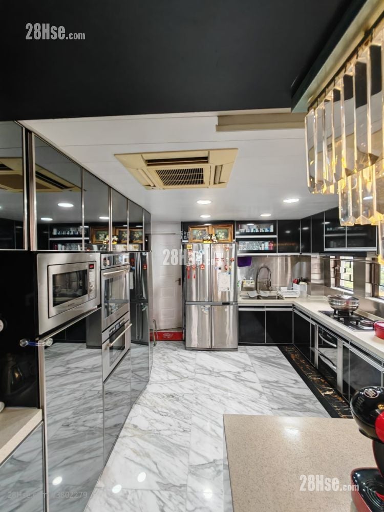 Lung Tang Court Sell 5+ Bedrooms , 3 Bathrooms 1,943 ft²