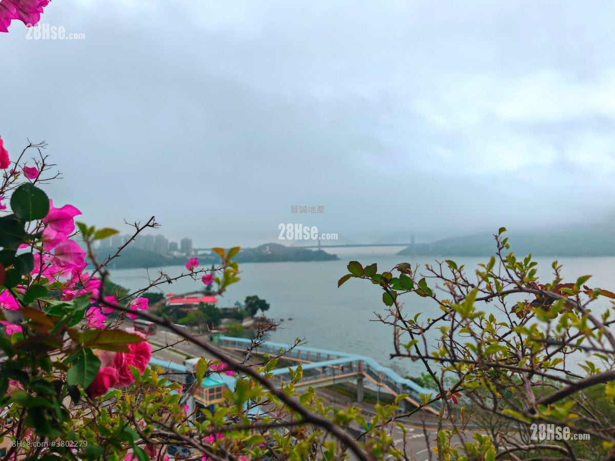 Lung Tang Court Sell 5+ Bedrooms , 3 Bathrooms 1,943 ft²