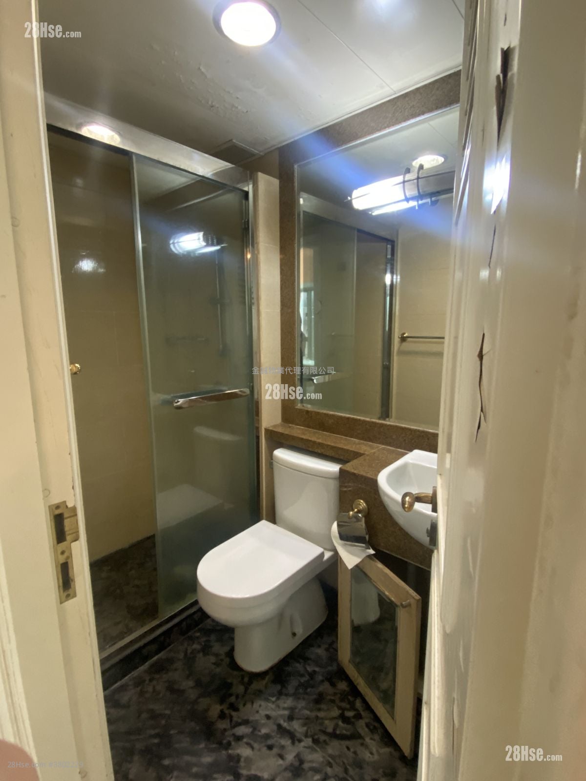 浴室: 帝后华庭 售盘 1 房 , 1 浴室 322 平方尺