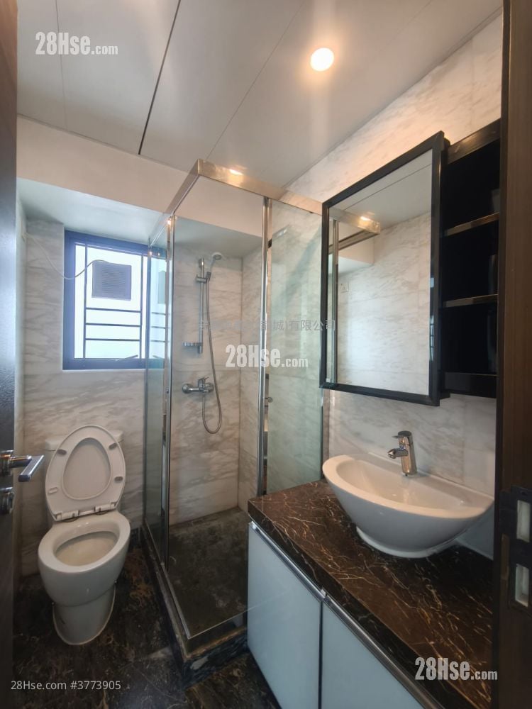 Luxe Metro Rental 3 Bedrooms , 2 Bathrooms 614 ft²