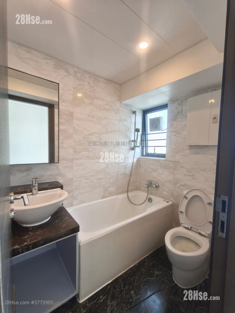 Luxe Metro Rental 3 Bedrooms , 2 Bathrooms 614 ft²