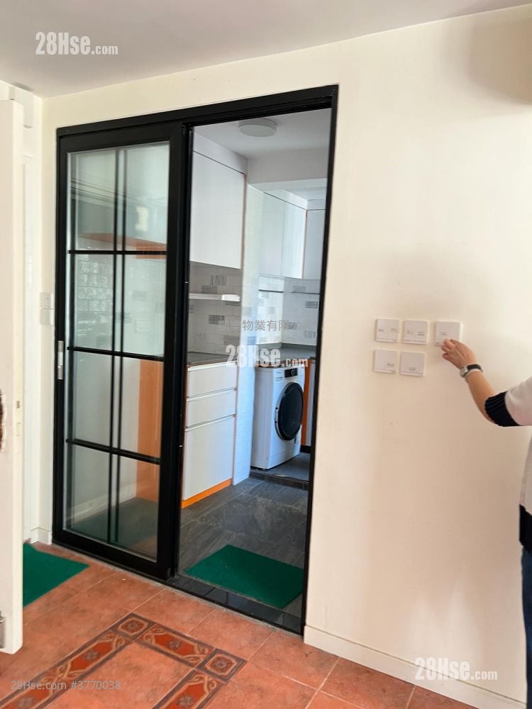 Kwun Fai Court Sell 2 Bedrooms , 1 Bathroom 527 ft²