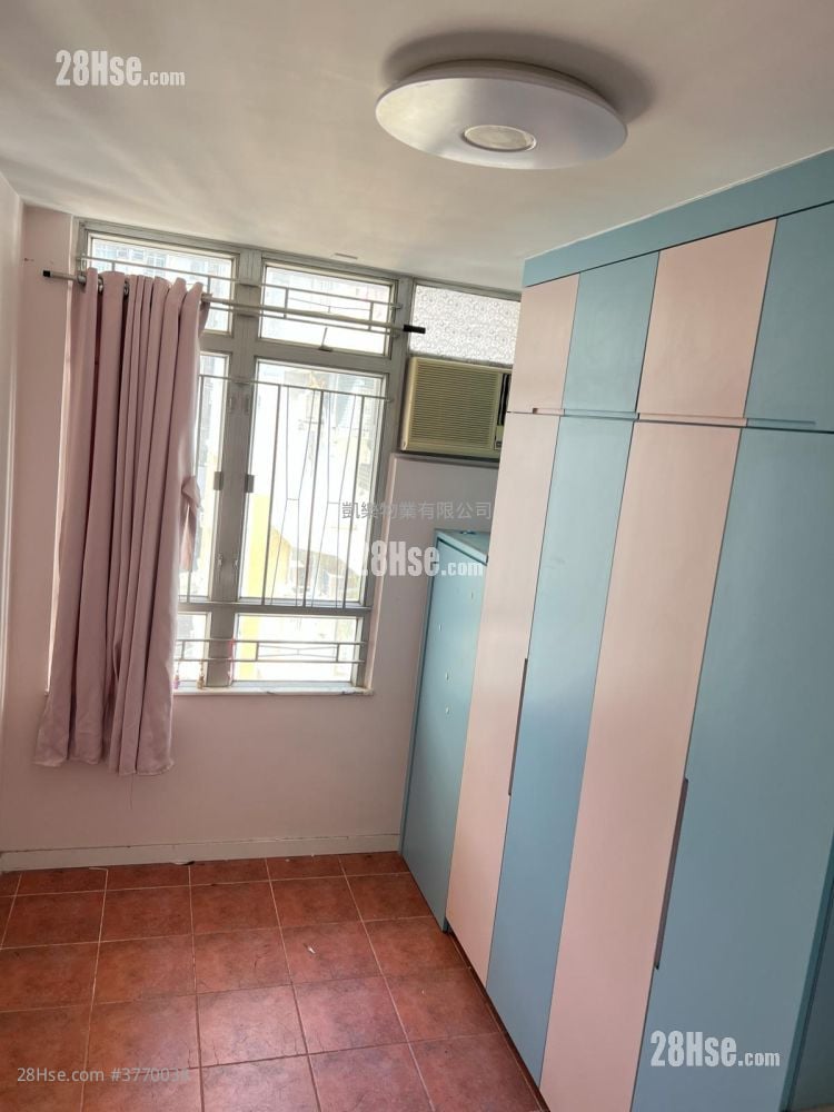 Kwun Fai Court Sell 2 Bedrooms , 1 Bathroom 527 ft²