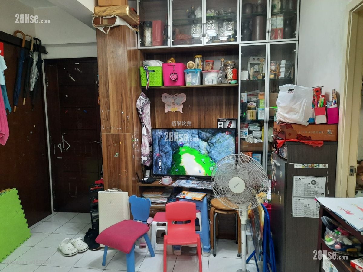 Tung Hing Mansion Sell 3 Bedrooms , 1 Bathroom 457 ft²