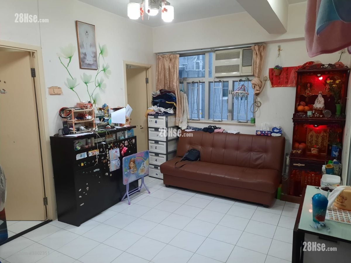 Tung Hing Mansion Sell 3 Bedrooms , 1 Bathroom 457 ft²