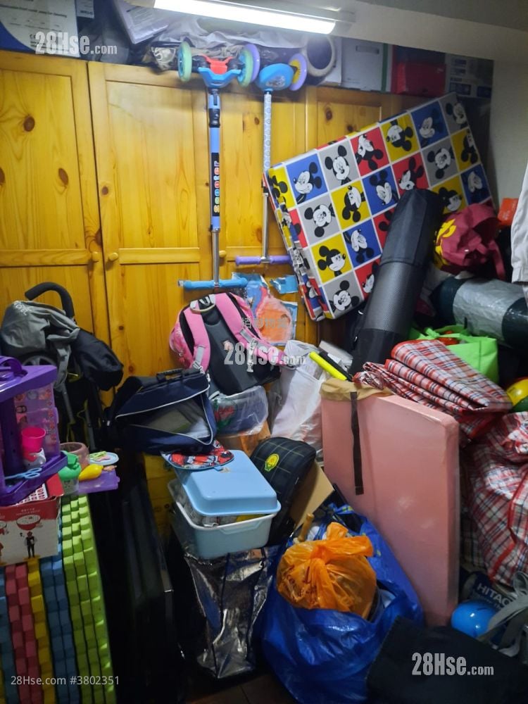 Tung Hing Mansion Sell 3 Bedrooms , 1 Bathroom 457 ft²