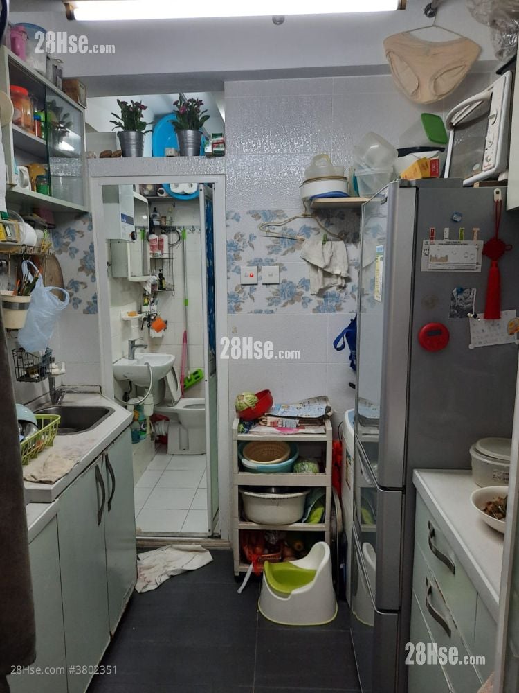Tung Hing Mansion Sell 3 Bedrooms , 1 Bathroom 457 ft²