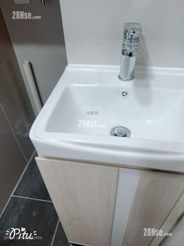 Hiu Ming Court Rental 2 Bedrooms , 1 Bathroom 439 ft²