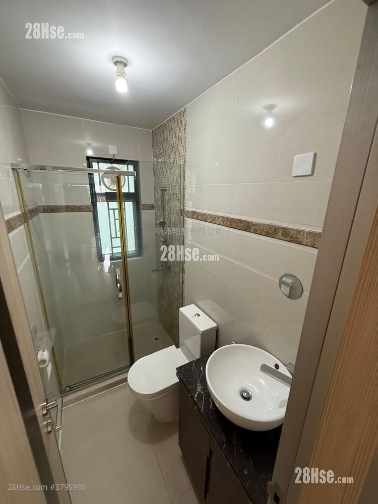bathroom: Village Rental 2 Bedrooms , 1 Bathroom