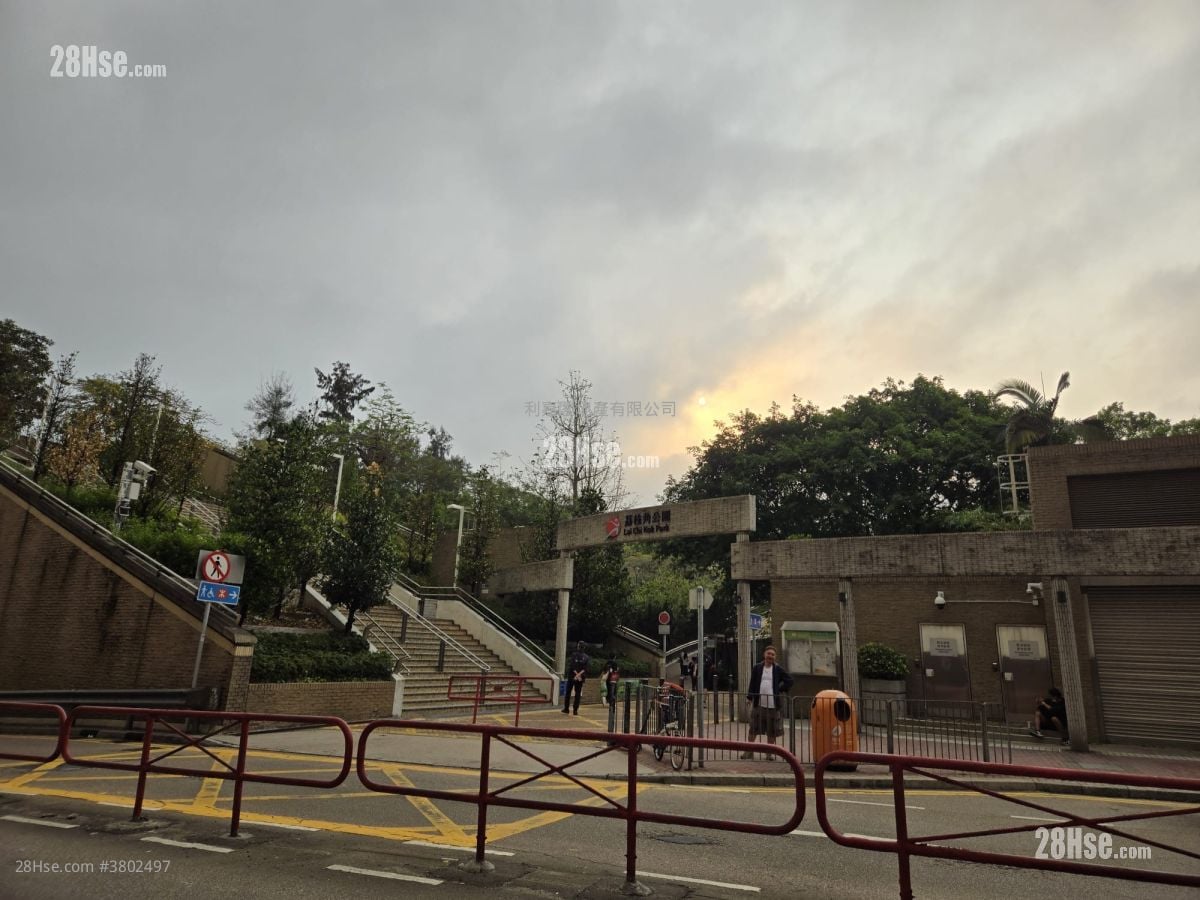 Mei Foo Sun Chuen Sell 3 Bedrooms , 2 Bathrooms 906 ft²